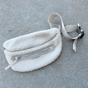 Varley Kansa Sherpa Belt Bag in Boucle Sherpa Sandshell